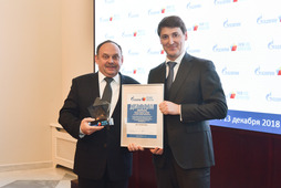 П.В. Крылов (справа) вручает награду генеральному директору ООО «Газпром связь» А.Ю. Носонову